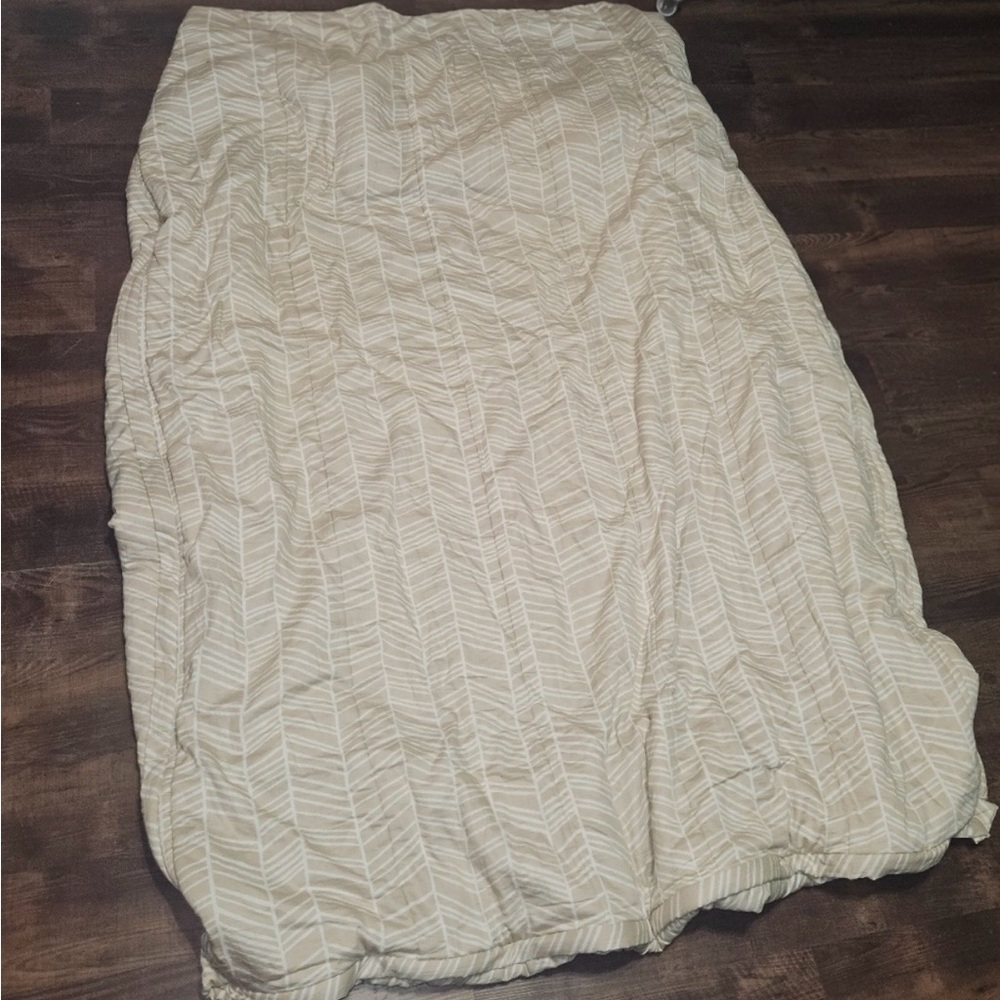 Beddy’s Tan Chevron zippered Full sized bedding.